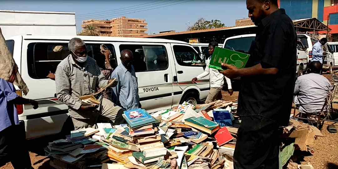 بائعو الكتب في الخرطوم يتحدون الحرب... الأرصفة تتحوَّل إلى منصات للمعرفة