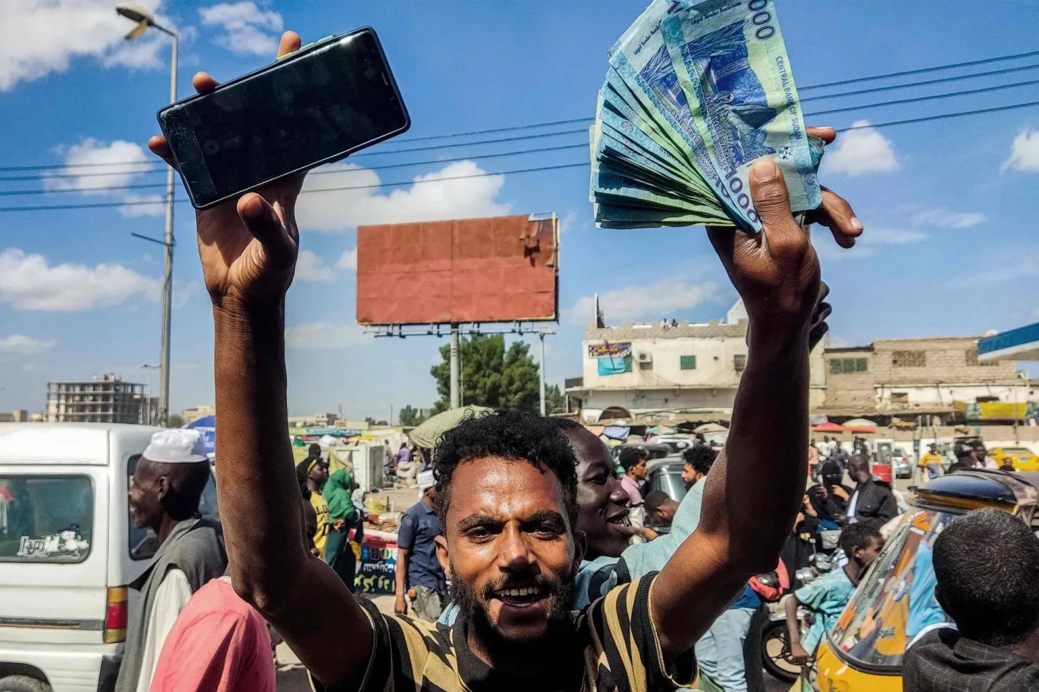 شلل تجاري وارتباك في الأسواق السودانية إثر رفض التجار استلام فئتي الـ 500 والـ 1000 جنيه