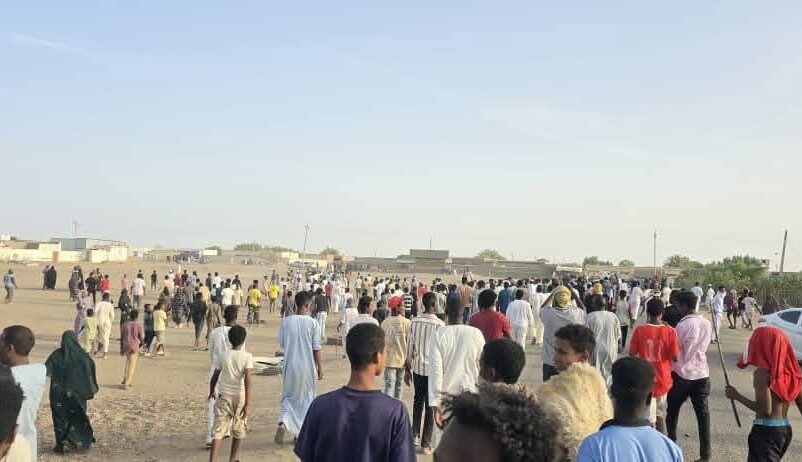 السلطات تلاحق المحتجين في عبري وسط تصعيد شعبي وإغلاق للطريق الدولي